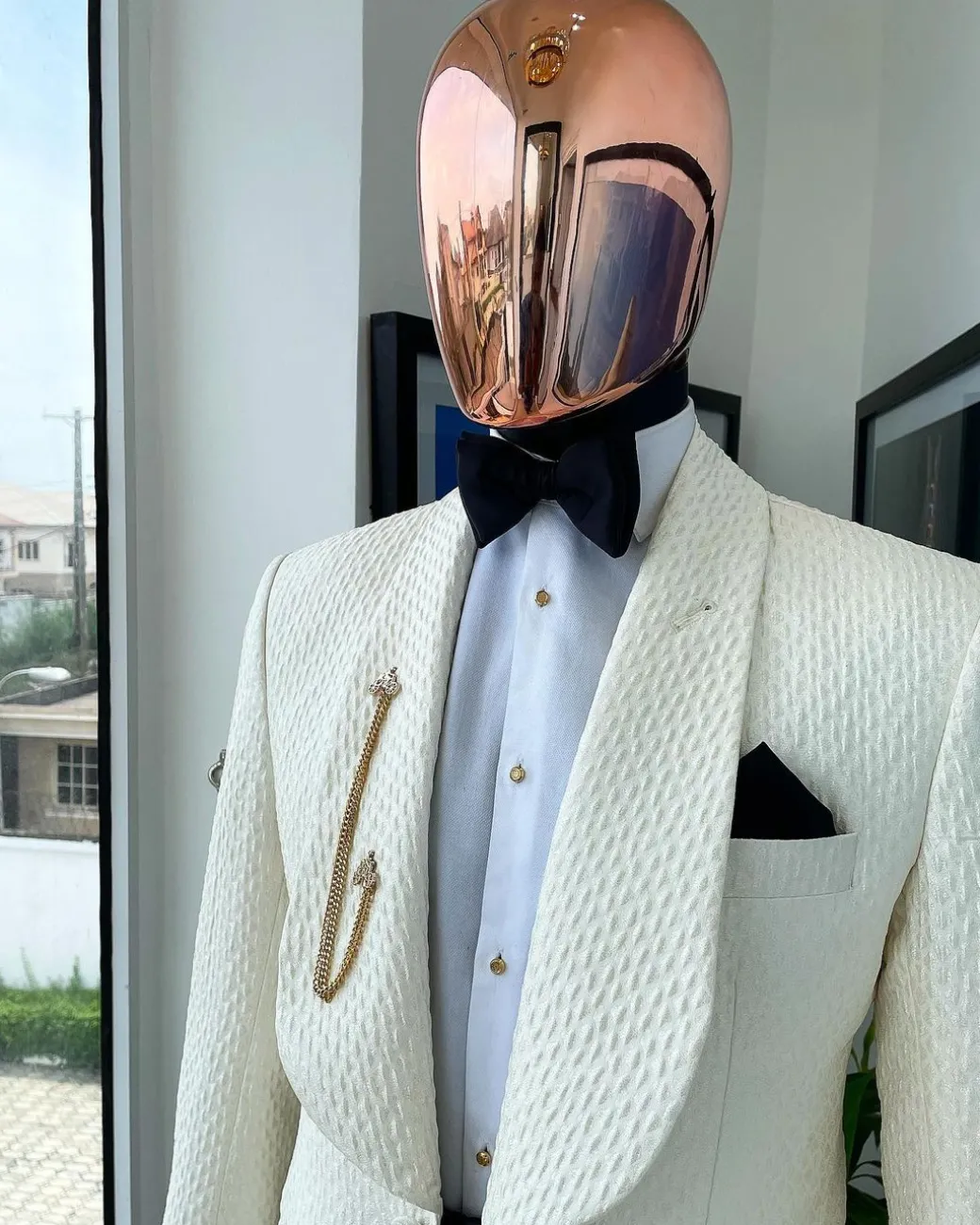 An Ivory White Circle Pattern Jacquard Shawl Lapel Suit.