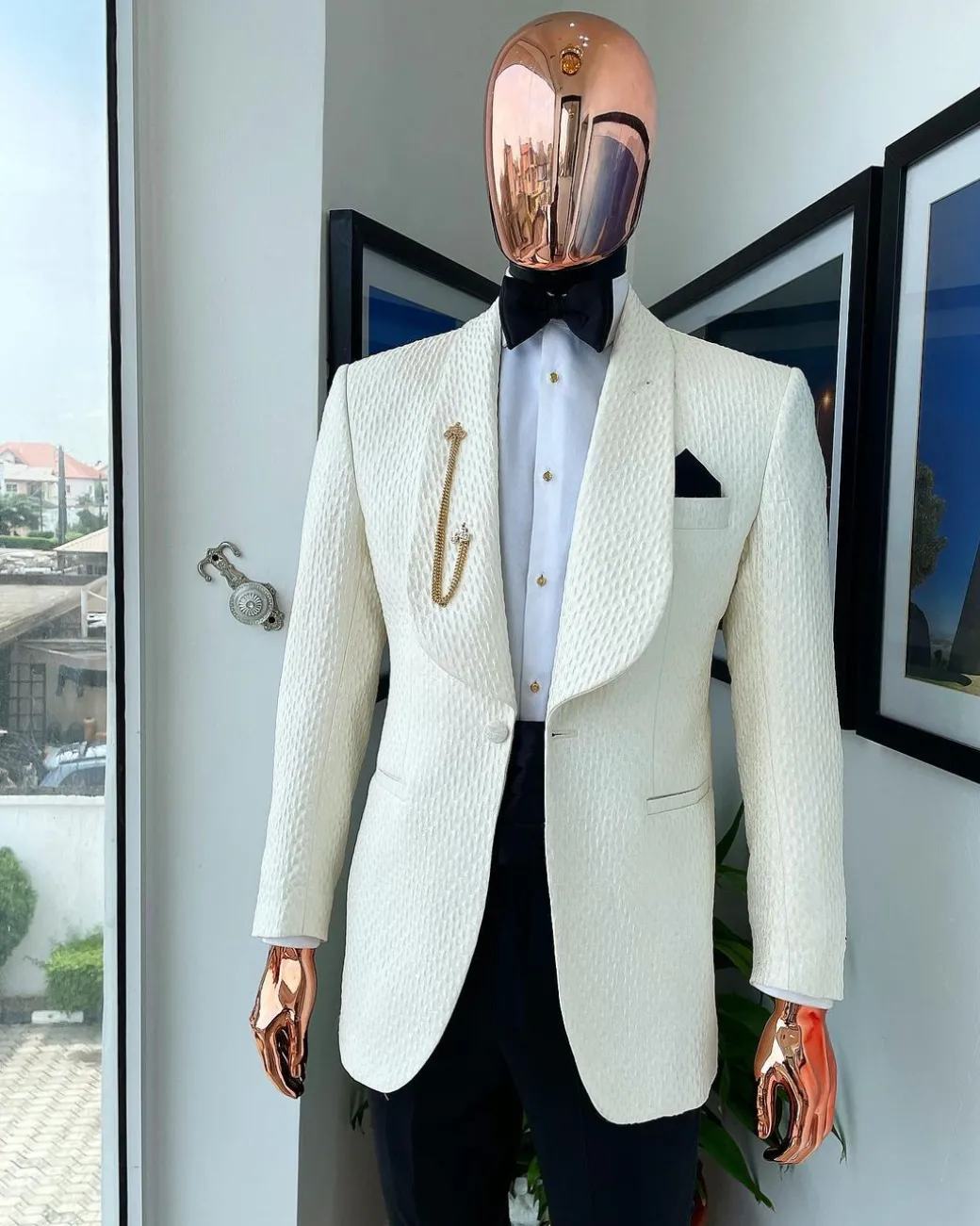 An Ivory White Circle Pattern Jacquard Shawl Lapel Suit.