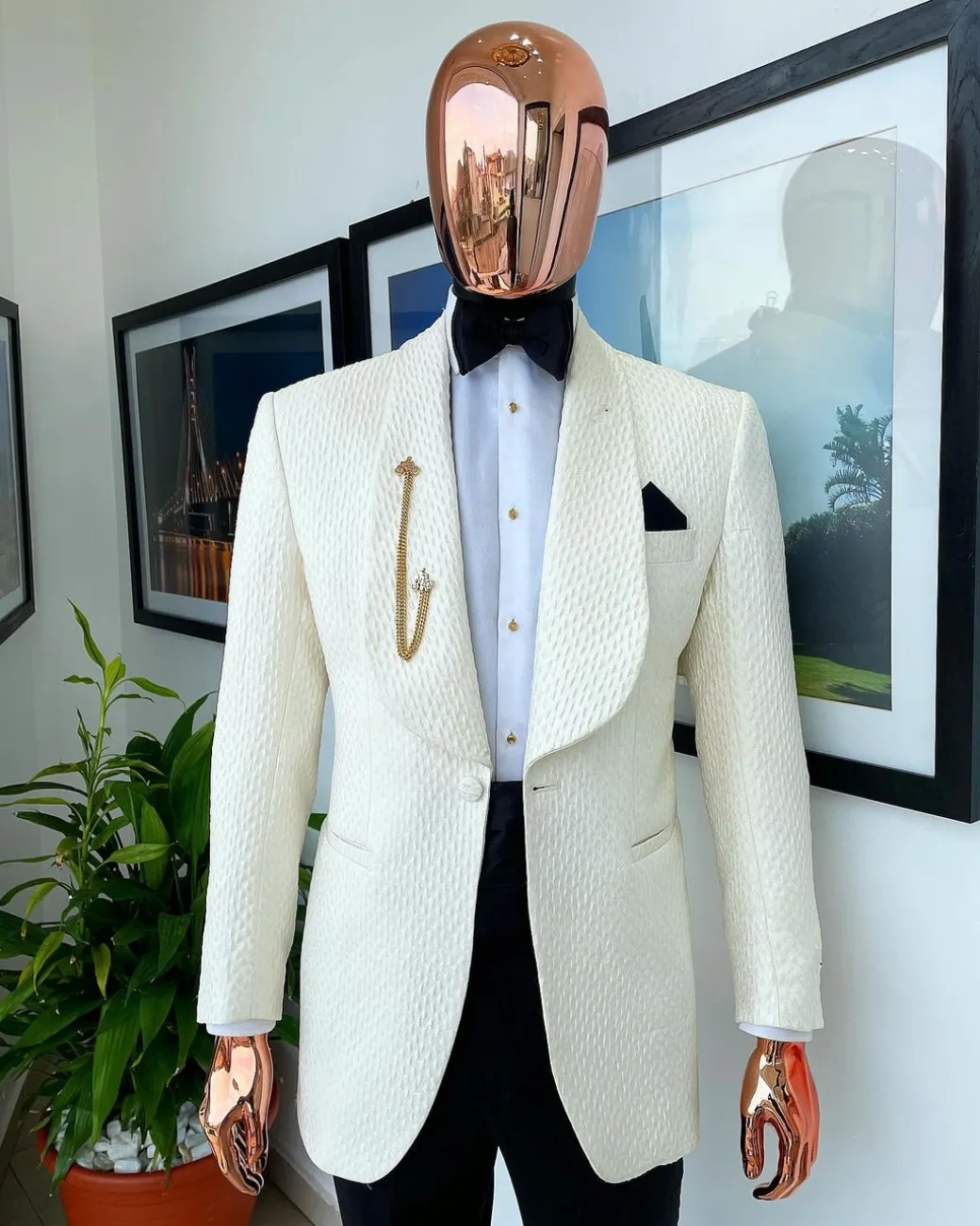 An Ivory White Circle Pattern Jacquard Shawl Lapel Suit.
