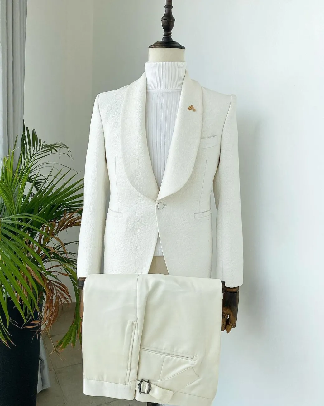 An Ivory White dispersed unequal pattern shawl lapel jacquard texedo suit.
