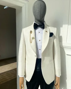 An Ivory white dispersed floral pattern jacquard shawl lapel blazer suit