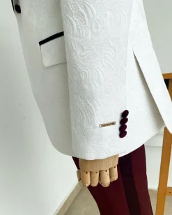 An Ivory white floral pattern jacquard shawl lapel tuxedo suit