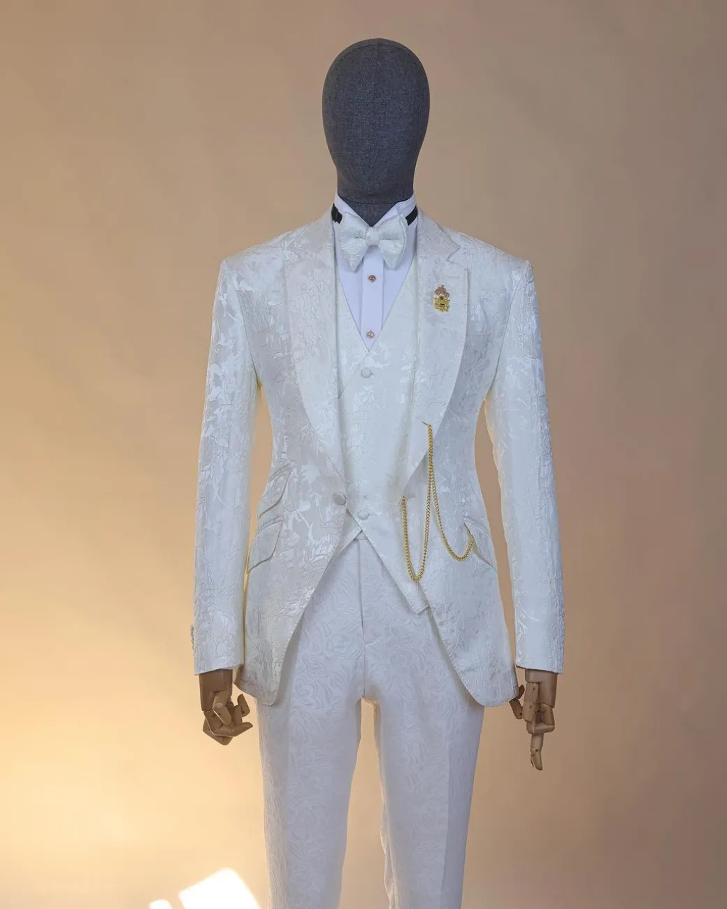 An ivory white, knitted, root floral jacquard notch lapel suit.