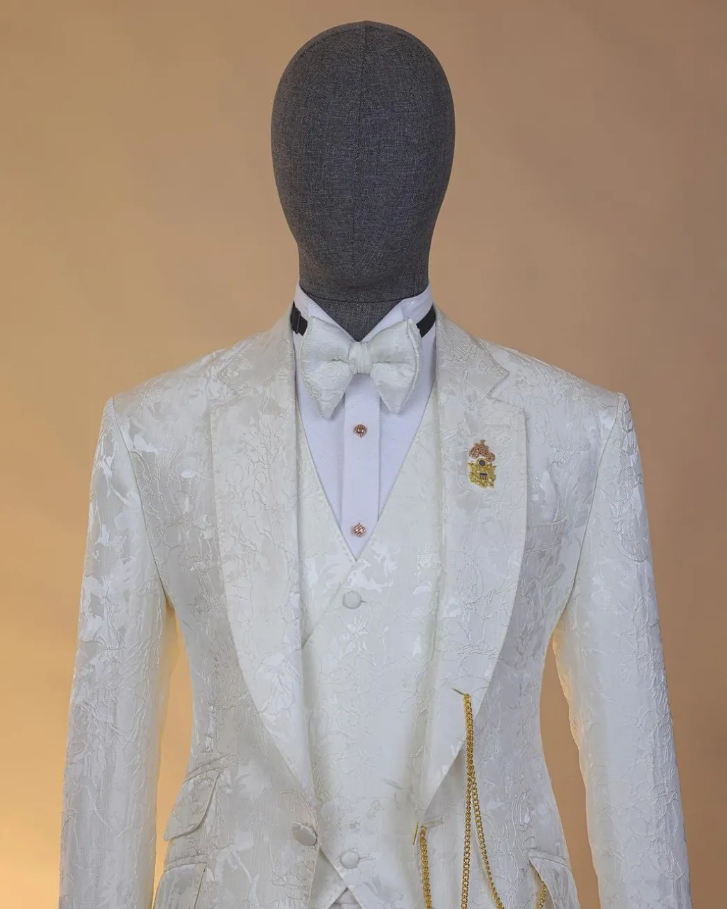 An ivory white, knitted, root floral jacquard notch lapel suit.