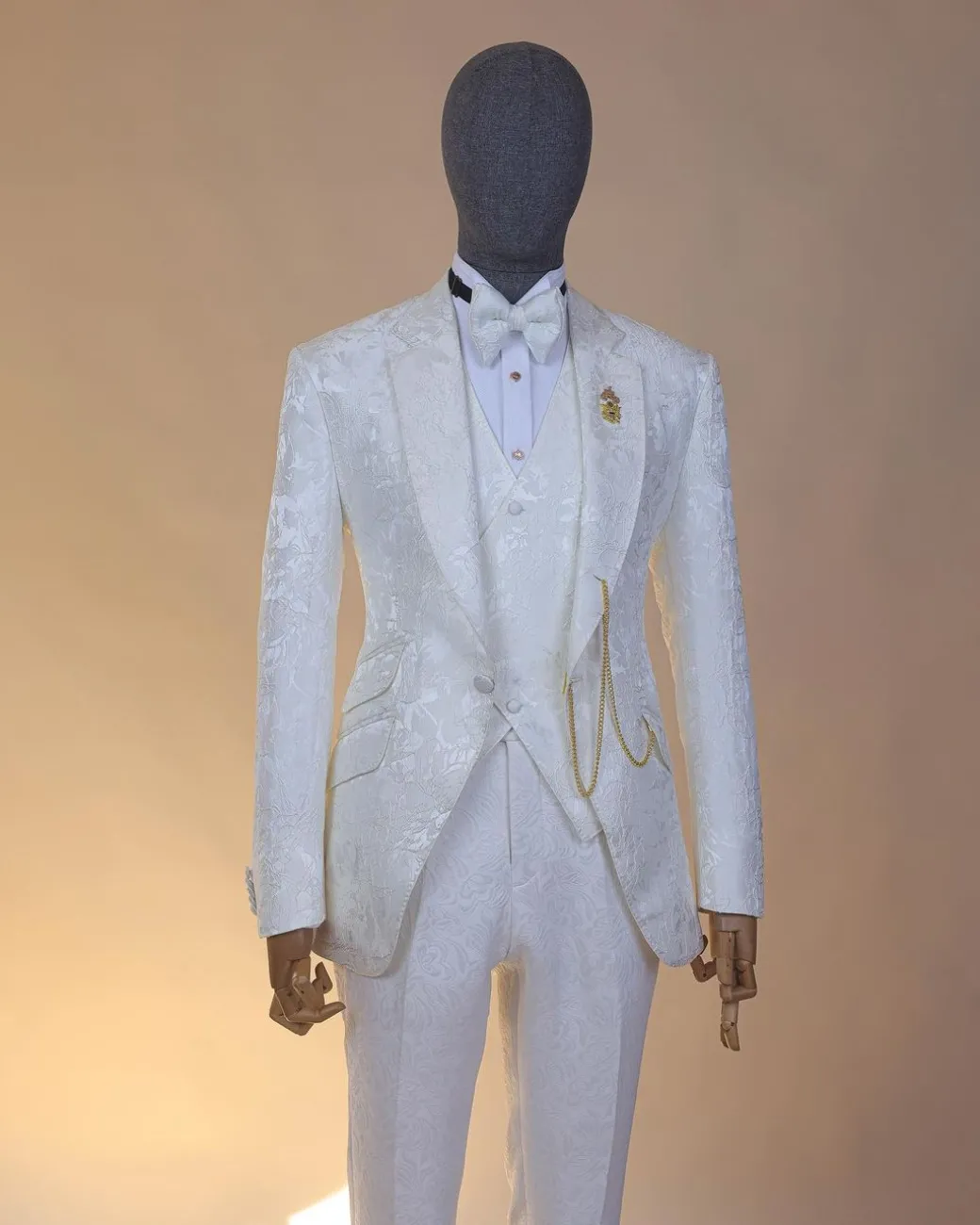 An ivory white, knitted, root floral jacquard notch lapel suit.