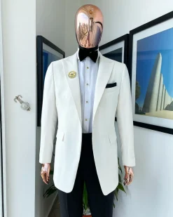 An Ivory White Peak Lapel Business Suit