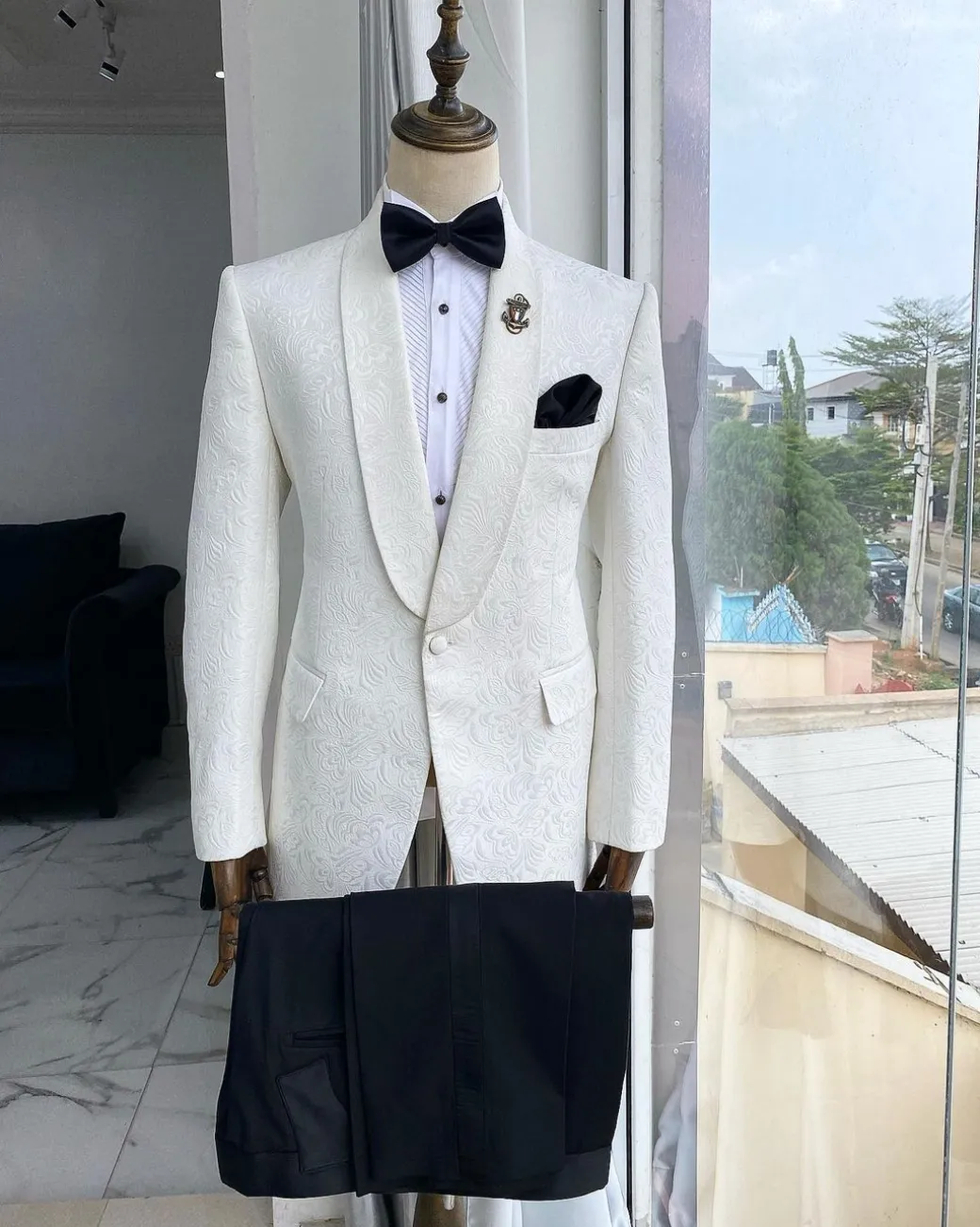 An Ivory White Shawl Lapel jacquard Tuxedo Suit