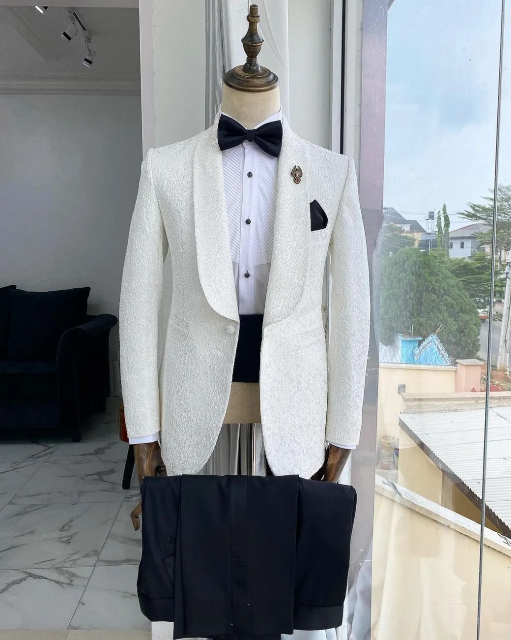 An Ivory White Shawl Lapel Jacquard Tuxedo Suit