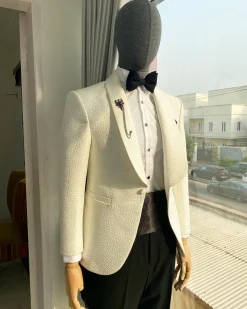 An Ivory White Shawl Lapel Unequal Pattern Jacquard Tuxedo Suit