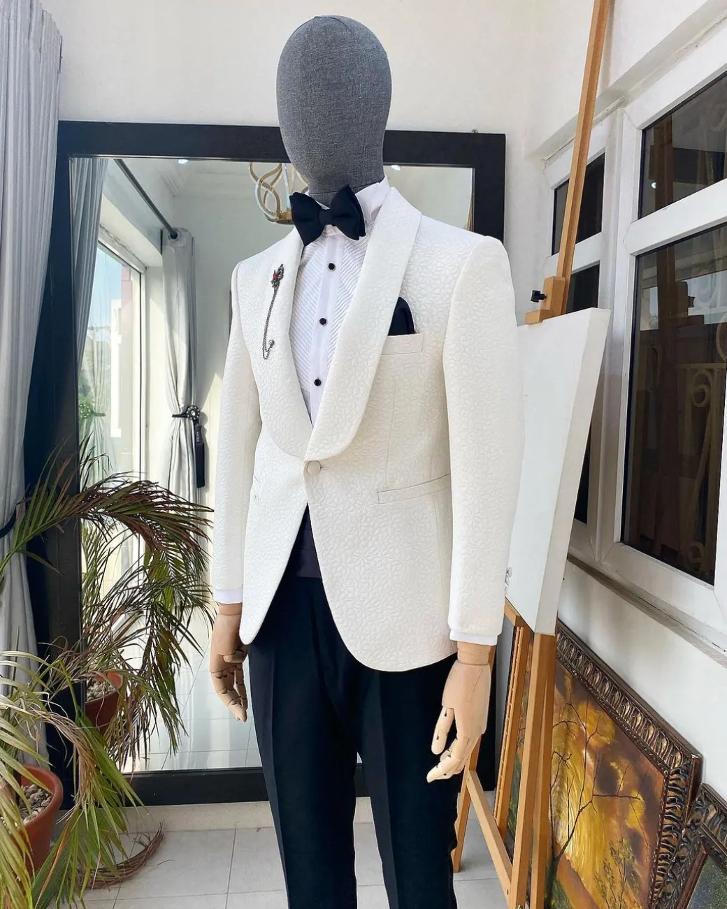 An Ivory White Shawl Lapel Unequal Pattern Jacquard Tuxedo Suit